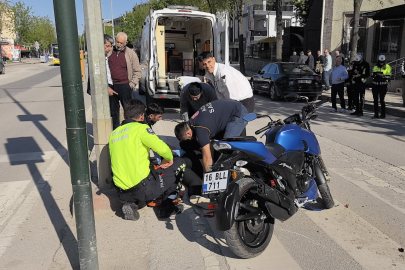 Motosiklet otomobil ile çarpıştı: 2 yaralı var