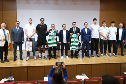 Bursaspor Basketbol Başkanı Sezgin Mudanya Üniversitesi'nde öğrencilerle buluştu