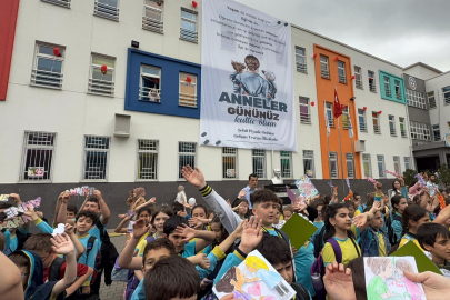 Annelerine olan sevgilerini böyle gösterdiler