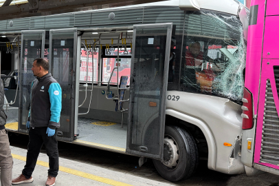 İstanbul'da metrobüs kazası: 20 yaralı, 1 kişi hayatını kaybetti