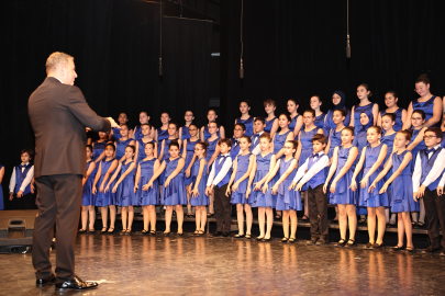 Nilüfer Çocuk ve Gençlik Koroları yıl sonu konserinde büyüledi