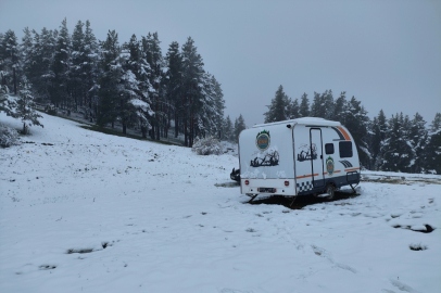 Erzurum'da mayıs ayında yağan kar dağları beyaza bürüdü