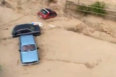 Sağanak yağış felakete döndü! Çok sayıda evi su bastı, araçlar yolda mahsur kaldı