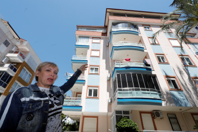 Resmen kendi evinin dilencisi oldu!