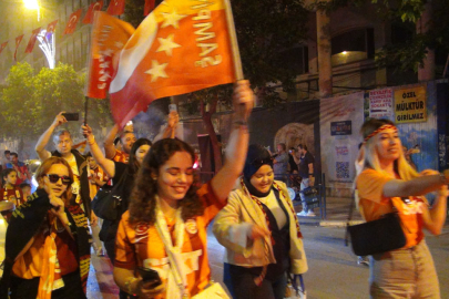 Taraftarlar sokaklara döküldü! Yurtta şampiyonluk coşkusu