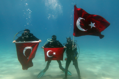 Fethiye'de dalgıçlar 19 Mayıs'ı deniz altında kutladı