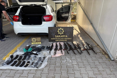 Polis memurunun aracından cephanelik çıktı!