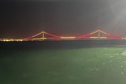 Çanakkale Köprüsü sarı kırmızılı renklerle aydınlatıldı