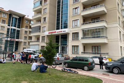 Eşini öldürüp başında bekledi