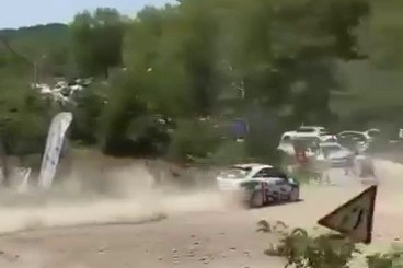 Ralli yarışında korku dolu anlar: Araç seyircilere savruldu