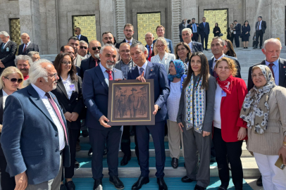 İnegöl İlçe Başkanı Zemci Şahin’den Özgür Özel’e anlamlı hediye