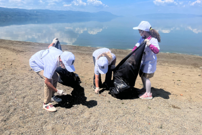 Minik gönüllülerden İznik’te sahil temizliği