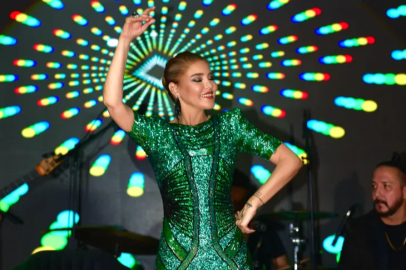 Gülben Ergen, Bursa'daki düğünde sahne şovuyla büyüledi