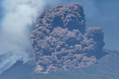 Etna Yanardağ'ında turistlerin olduğu sırada patlama yaşandı