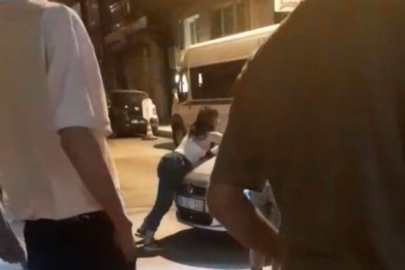 Film gibi olay: Kaputa asılan kadın araçla birlikte sürüklendi