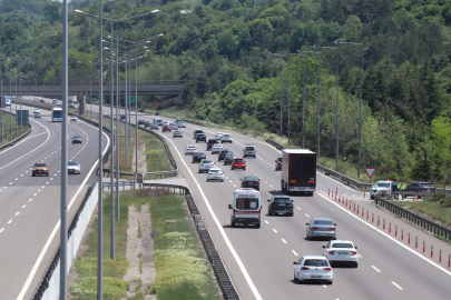 Erkenden yola çıkan tatilciler Bolu geçişinde akıcı yoğunluk oluşturuyor