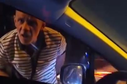 Sinyal tartışması büyüdü! Aracın önünü kesip camları yumrukladı