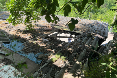 İpini koparan boğa 3 metre yükseklikten otomobilin üzerine düştü