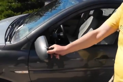 "Aynamı kırdın" dedi asılsız suçlama kameraya takılınca kaçtı