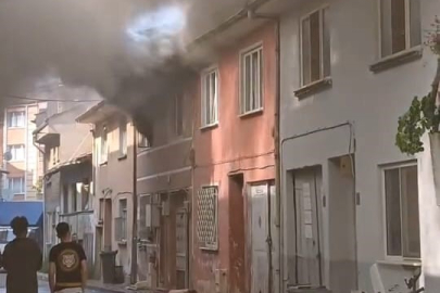 İki katlı binada korkutan yangın