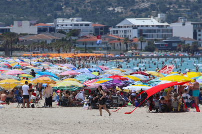 Çeşme'de plajlar doldu taştı nüfus 1 milyonu geçti
