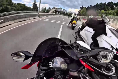 Feci kaza kask kamerasında: Rögardan sızan suya giren 3 motosikletli sürücü metrelerce savruldu!