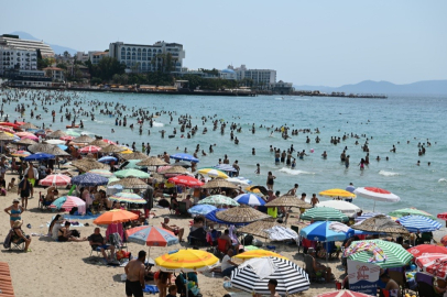 Kuşadası'nda plajlarda bayram yoğunluğu