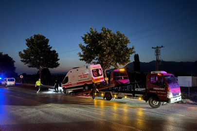Ambulansla çarpışan otomobilde can pazarı