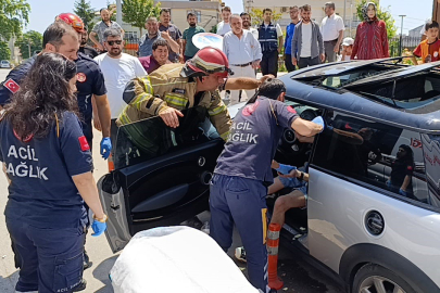 Direksiyon başında nöbet geçirdi, bariyerlere çarptı