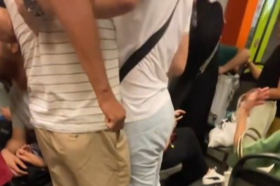 Metroda süs tartışması kavgaya dönüştü