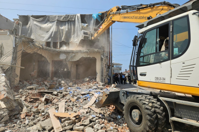 İki katlı kaçak bina yıkıldı