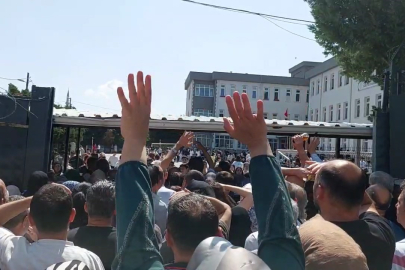 Sınava giren çocuklarını görmek isteyen veliler izdiham yarattı