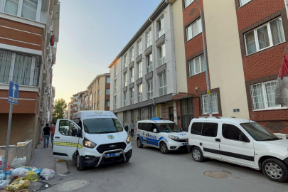 Apartmanı saran kötü kokular sonrası ekipler, çürümeye başlayan cesetle karşılaştı