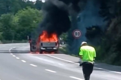 Bursa'da seyir halindeki kamyonet alev alev yandı