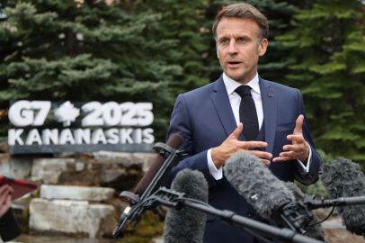 Macron: "İran’da rejim değişikliği Orta Doğu’da kaosa yol açar"