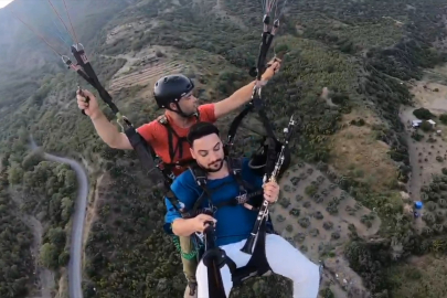 Paraşütte klarnet çaldı
