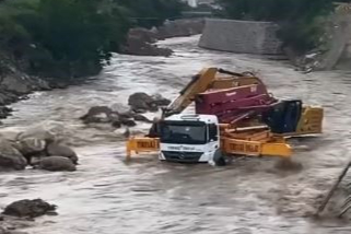 Artvin’de panik anları: İş makineleri bir anda yükselen dere sularının ortasında kaldı!