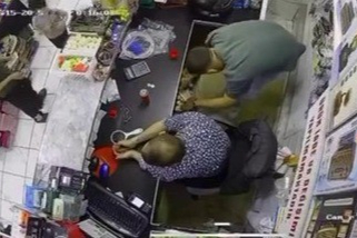 Ateşle oynadı, masa aniden alev alınca yerinden zıpladı