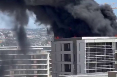 Balat’ta binanın çatısında yangın paniği!