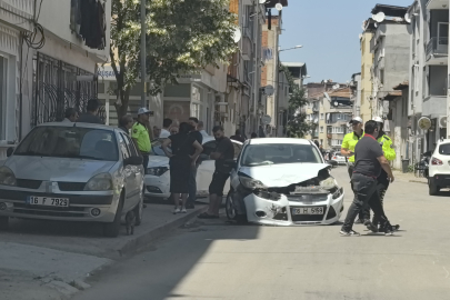 İki otomobil çarpıştığı kazada 3 kişi yaralandı