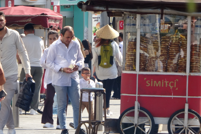 İstanbul’da sıcak hava bunalttı: Taksim’de turistler şemsiye ile gezdi
