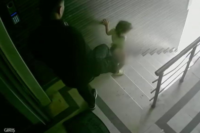 Merdivenden 3 yaşındaki kızını tekmeleyip düşüren baba tutuklandı