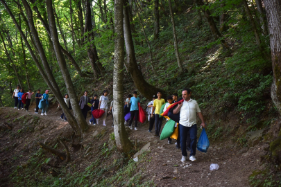 Bursa'da öğrenciler Küreklidere Şelalesi’nde çevre temizliği yaptı