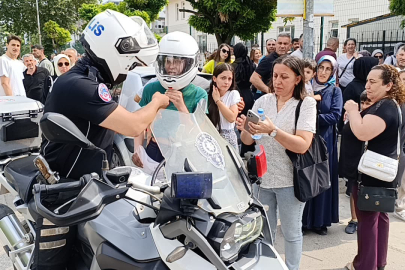 Kimliğini düşüren gencin imdadına yunus polisleri yetişti