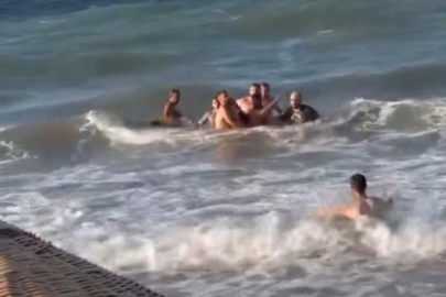 Boğulma tehlikesi geçiren genci vatandaşlar kurtardı