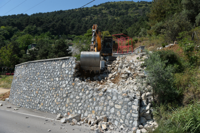 Osmangazi Belediyesi Uludağ yolunda kaçak duvar imalatını yıktı