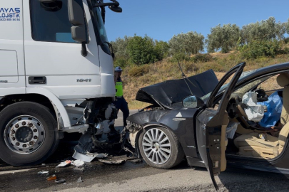 Otomobil ile tır kafa kafaya çarpıştı