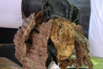 500 derece ısıtılan topuzda pişen kebabı gören şaşırıyor