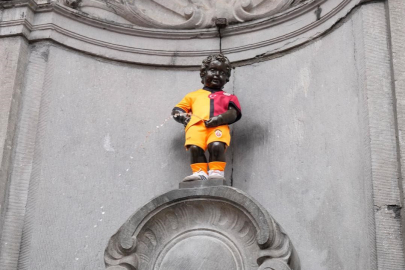 Brüksel'in ikonik Mannaken Pis heykeline Galatasaray forması giydirildi!