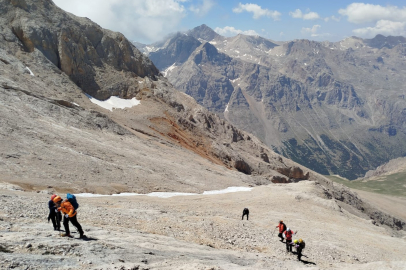 İnegöl Belediyesporlu Dağcılar 24 saatte 2 zirve yaptı